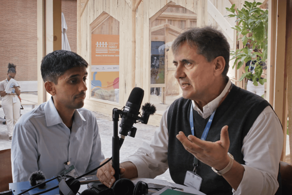 Facilitating dialogue and knowledge sharing for collaborative change